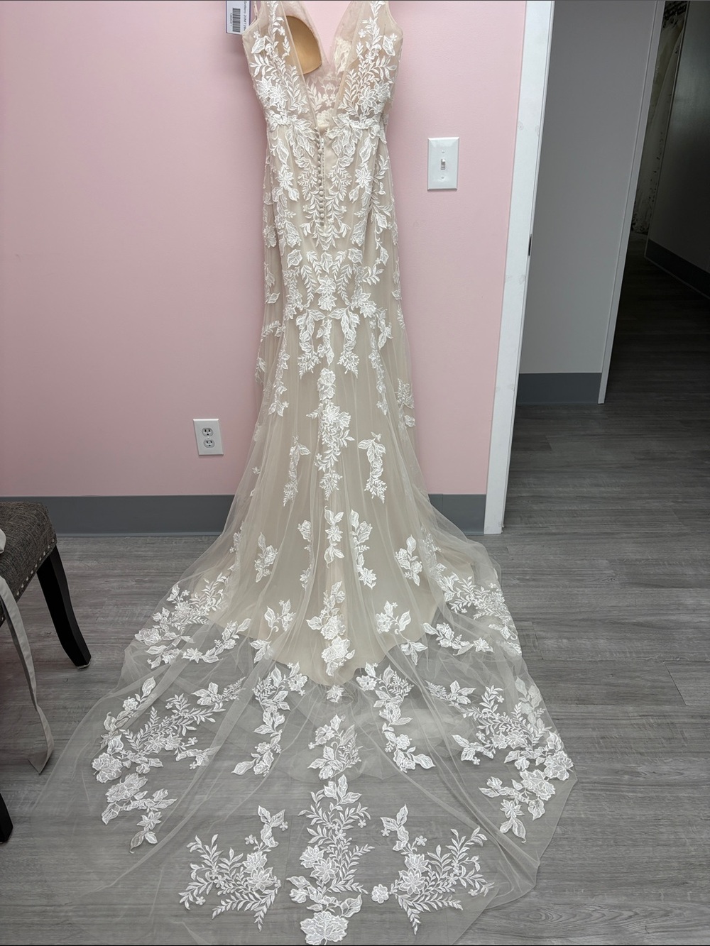 Maggie Sottero Greenly 20MT284 Lace Appliqué V-Neck Bridal Gown Ivory and nude - Picture 4 of 8